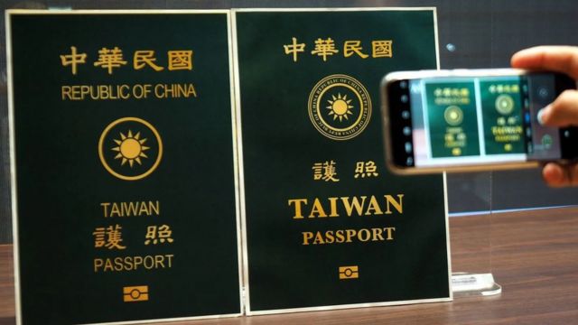 2020年9月台湾推出新版

本护照，以免台湾人出国旅游被误会来自中国。（Credit: EPA）