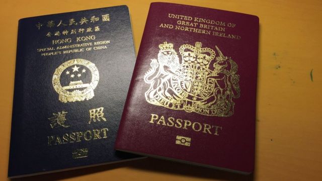 中国香港特区护照（左）

与英国国民（海外）护照（右）