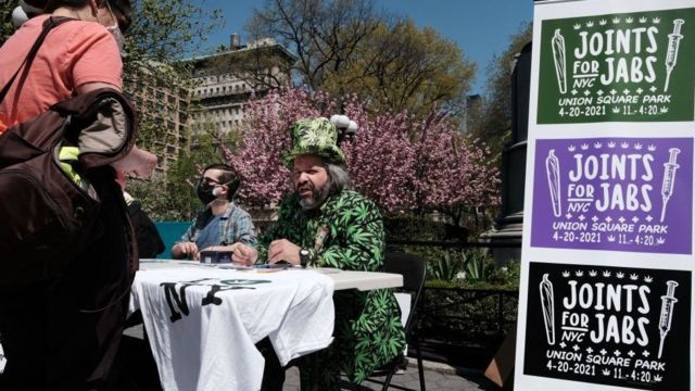 美国纽约联合广场旁支持

大麻合法化活动人士向已接种疫苗民众派发大麻烟（20/4/2021）