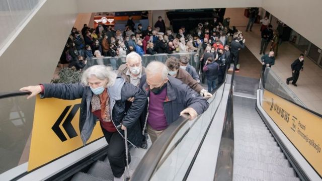 塞尔维亚贝尔格莱德某购

物中心内群众在电扶梯上排队等候接种疫苗（6/5/2021）