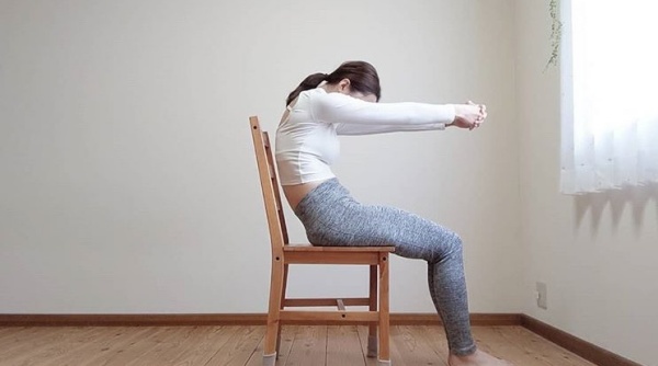 秒甩「乌龟背、大凸腹」经典保存版『椅子瑜珈5神招』能坐就不站的懒女必学！